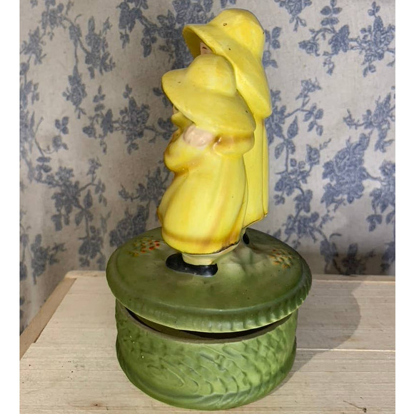 Raindrops Keep Falling on My Head Vintage 1960s Musical Figurine - Picture 3 of 7